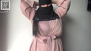 American teen tries on Niqab