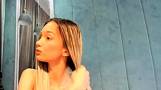 Amateur Webcam Teen Flashes Masturbates