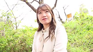 笑顔がキュートな美人妻が乳首愛撫と四つん這い手マンで色っぽく感じる