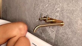 AudreyAndSadie Pee And Finger Each Other In Bathtub