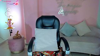 Brunette solo masturbation on webcam