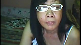 Mature Filipina granny masturbates and fucked her shaved pussy