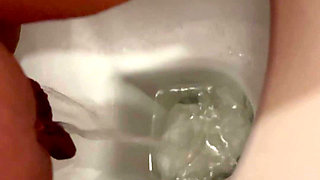 Miaxxx Pee at Hotel Toilette