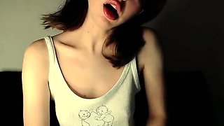 Cute amateur webcam teen girl toying pussy on webcam