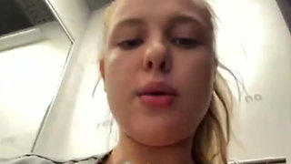 Public orgasm with jucielussie in the fitting room