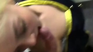 Deutscher blonder Amateur gibt Deepthroat-Blowjob