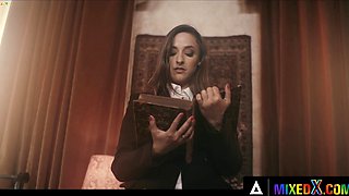 Good lesbains enjoy a stemy sex with feet and pussy worhipping