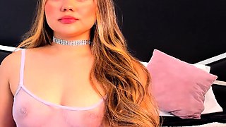 Pretty Babe Loves Toying Her Wet Pussy