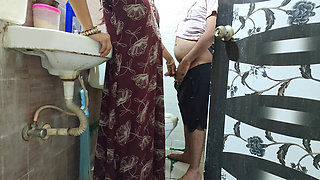Bhabhi ne devar ko toilet karwa kar chudai karai