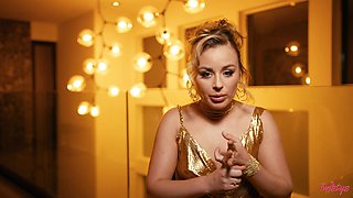 Sexy Anna Claire Clouds amazing glamour solo clip