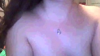 Gorgeous Amateur Shows Off on Webcam