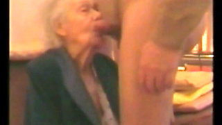 93 jährige Oma gibt ihrem Schwiegersohn einen guten Blasen