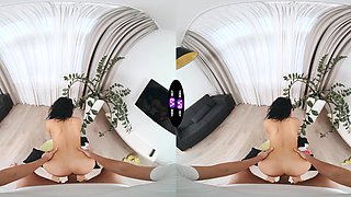 Mini Mitzi’s virtual reality experience is damn hot!